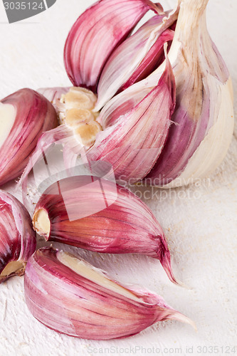 Image of Fresh garlic bulb with loose cloves