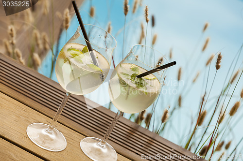 Image of hugo prosecco elderflower soda ice summer drink 