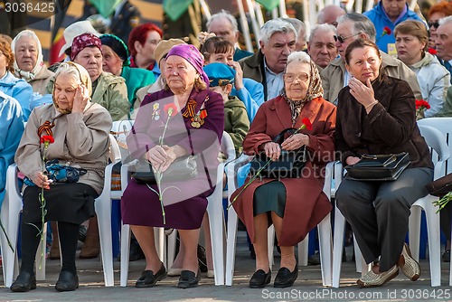 Image of Senior female veterans of World War II on tribunes