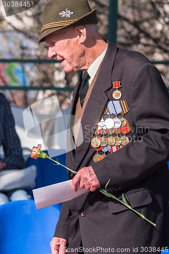 Image of Elderly veteran of World War II near tribunes