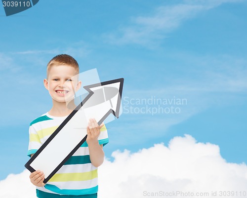 Image of smiling little boy with blank arrow pointing right