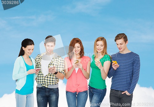 Image of smiling students with smartphones