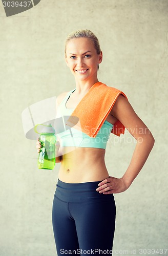 Image of woman with bottle of water in gym