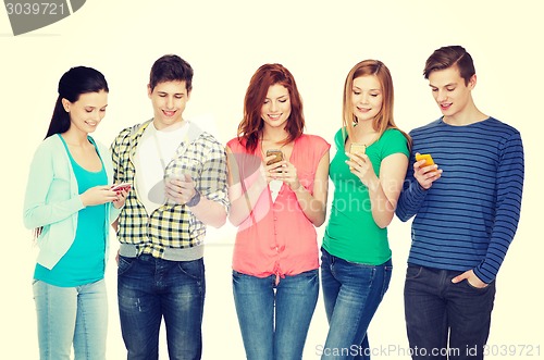 Image of smiling students with smartphones