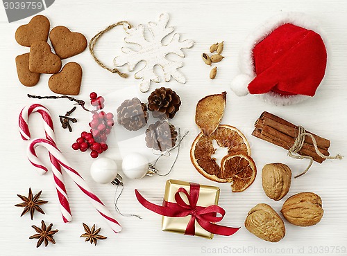 Image of various Christmas decorations 