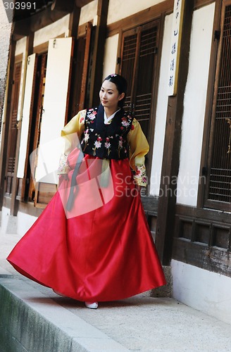 Image of South Korean woman in traditional dress.