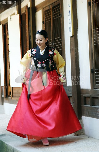 Image of South Korean woman in traditional dress.