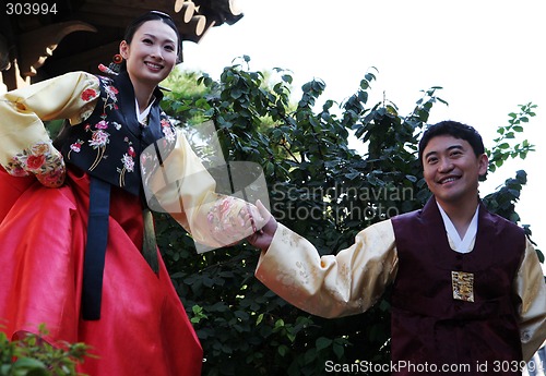 Image of South Korean man and woman in traditional dress.