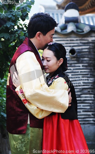 Image of South Korean man and woman in traditional dress.