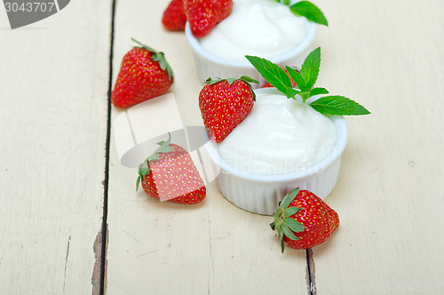 Image of organic Greek yogurt and strawberry