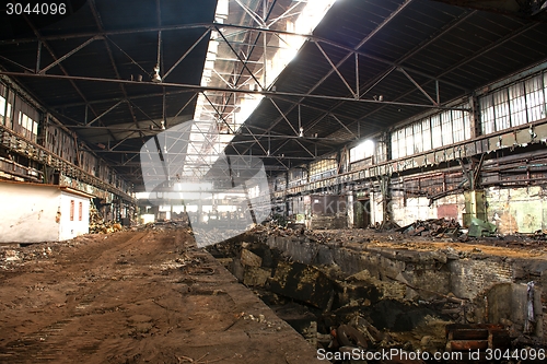 Image of Large empty hall with concrete walls