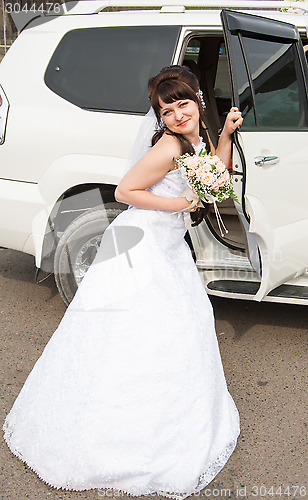 Image of Bride and the car