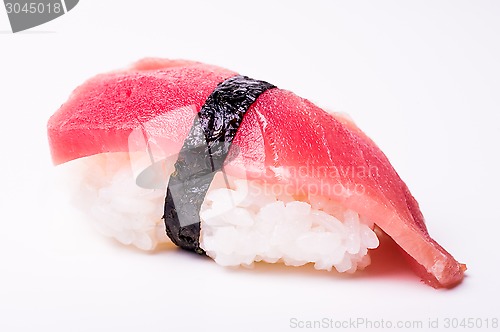 Image of tuna sushi 