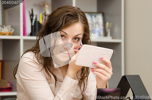 Image of Director tints eyes in the workplace