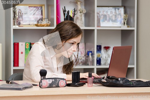 Image of Consultant cosmetics earned a laptop in an office