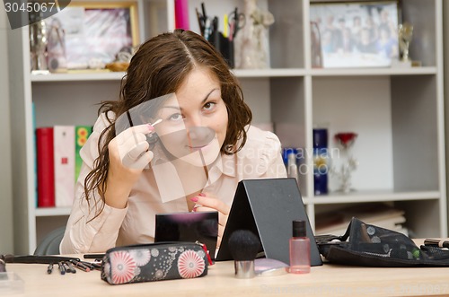 Image of Secretary erases shadows with eyes