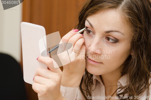 Image of Secretary tints shadows eyelids