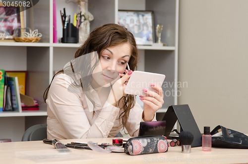 Image of Office worker wears a shadow eyelids