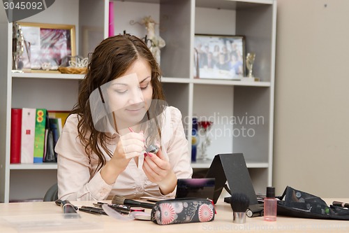 Image of Secretary gets to brush cosmetic