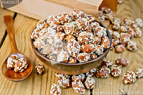 Image of Peanuts in caramel with sesame on board