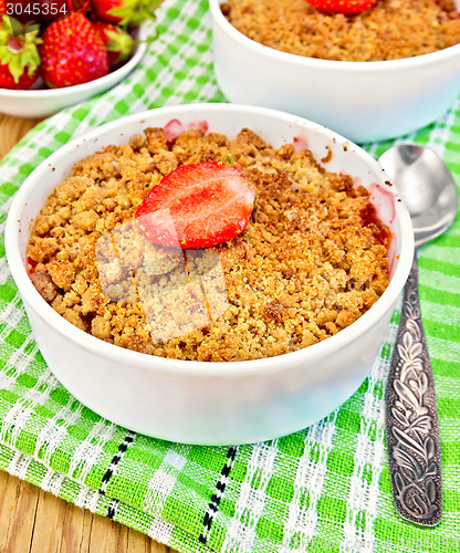 Image of Crumble strawberry on green napkin with spoon