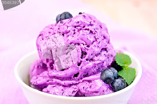 Image of Ice cream blueberry in bowl on napkin