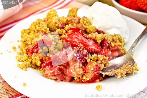 Image of Crumble strawberry in plate with spoon on napkin