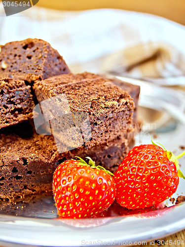 Image of Pie chocolate with strawberries on tray