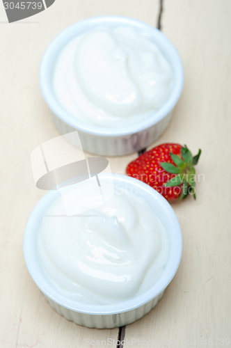 Image of organic Greek yogurt and strawberry