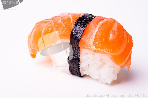 Image of salmon sushi 