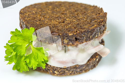 Image of Pumpernickel with meat salad