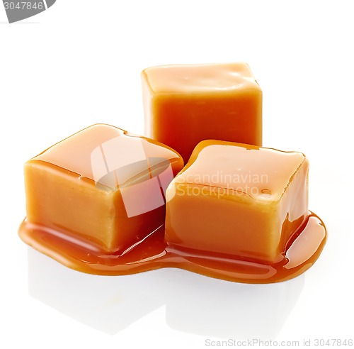 Image of caramel candies and caramel sauce