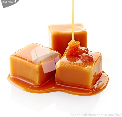 Image of caramel candies and caramel sauce