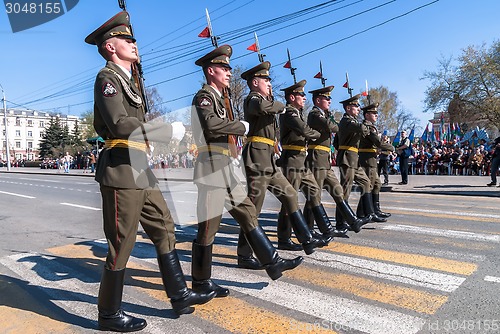 Image of Soldiers of guard of honor march on parade