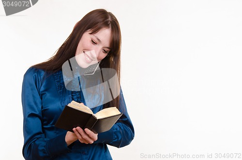 Image of Agent writes in a notebook on the phone