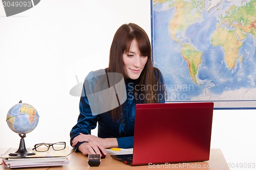 Image of Agent Tourism is working on a laptop