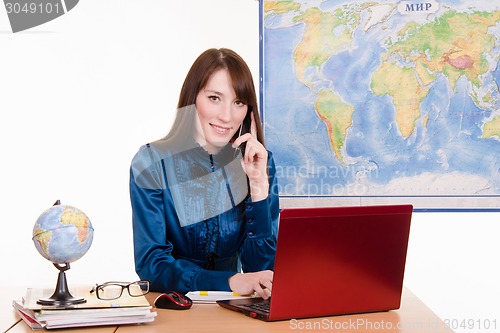 Image of Travel agency employee talking on the phone