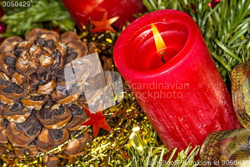 Image of Advent wreath with burning candle