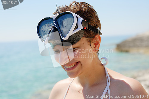 Image of Scuba diver woman can't see because of sun