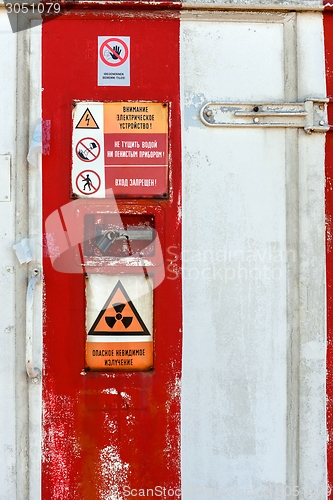 Image of Radioactivity sign on a shelter door