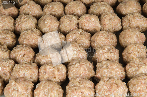 Image of Rows of raw meatballs