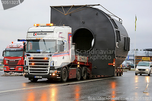 Image of Scania V8 Truck Hauls a Wide Load