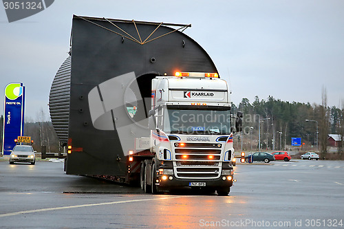 Image of Scania V8 Truck Hauls a Wide Load