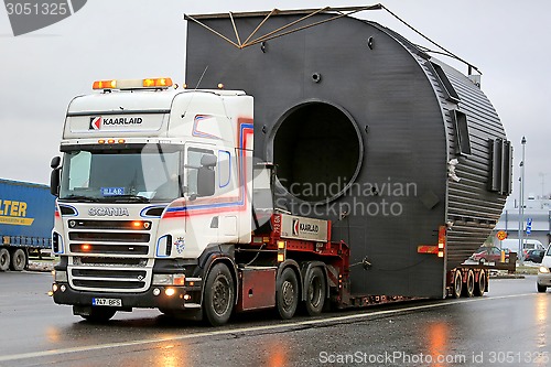 Image of Scania V8 Truck Hauls a Wide Load