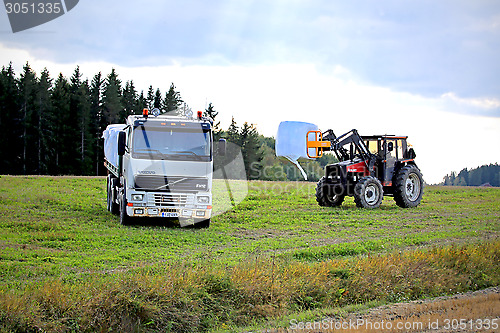 Image of Stacking up Silage onto a Volvo FH12 Flatbed Truck