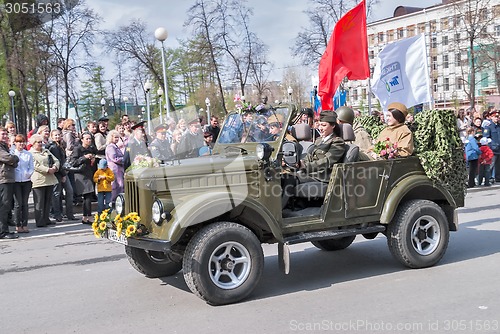 Image of Pretty woman - major of army drives car on parade