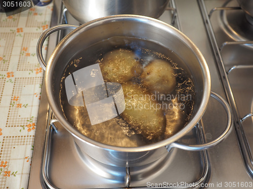 Image of Saucepot with potatoes on cooker