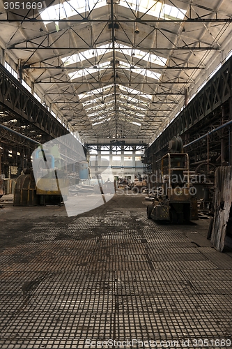 Image of Large empty hall with concrete walls