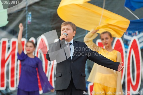 Image of Danila Potapenko sing a song