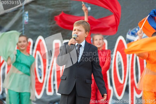 Image of Danila Potapenko sing a song